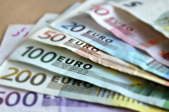 Billets de banque Payez le juste prix, obtenez une bourse d'études ou... Sortez les billets de banque!