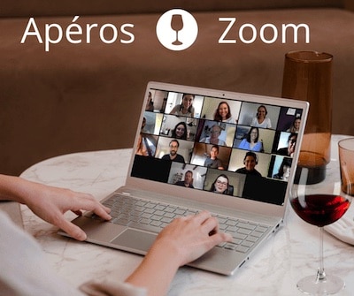 Un ordinateur montre des conversations en anglais lors d'un apéro par Zoom entre élèves de AYNI