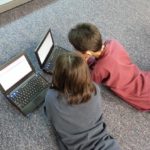 Jeunes face à leur ordinateur pour trouver un correspondant