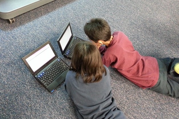 Jeunes face à leur ordinateur pour trouver un correspondant
