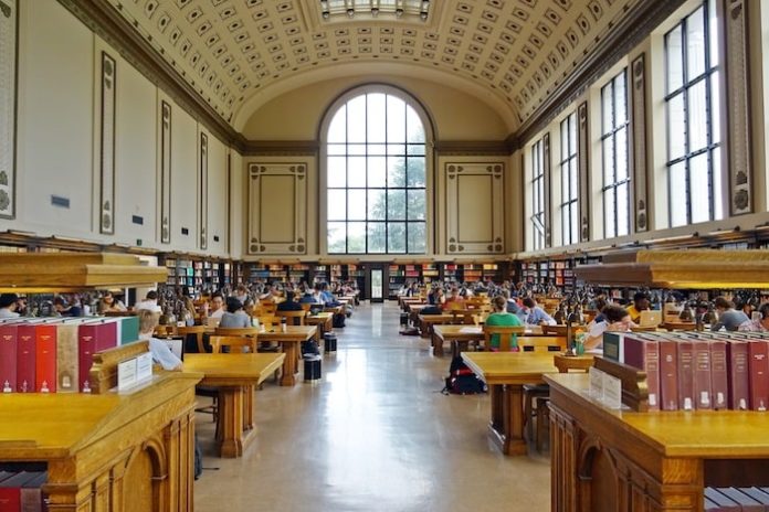 Trouver un internat anglais Immersion scolaire en internat en Angleterre (photo de la bibliothèque)