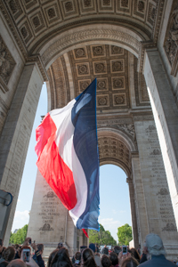 Drapeau français sous l'Arc de Triomphe