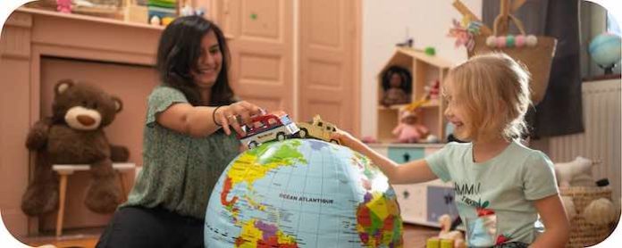 Nounou Momji Un enfant joue avec sa nounou bilingue