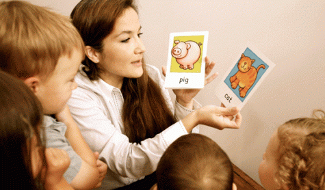 Nounou anglaise Babylangues Nounou anglaise présentant des images aux enfants