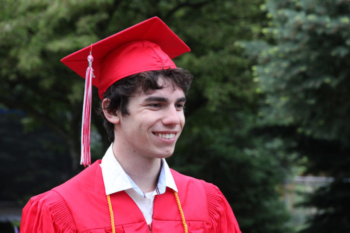 Faire ses études aux USA - Graduation High School Etudiant en habit de cérémonie pour la graduation du lycée aux USA