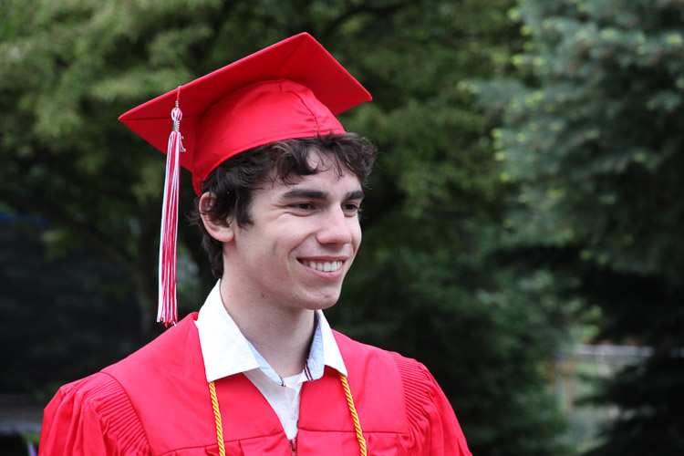 Etudiant en habit de cérémonie pour la graduation du lycée aux USA