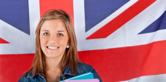 Une jeune fille au pair devant le drapeau anglais