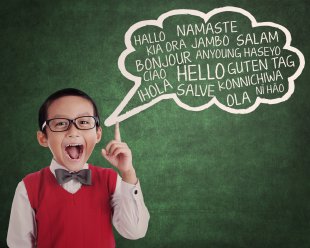 Enfant disant bonjour en plusieurs langues
