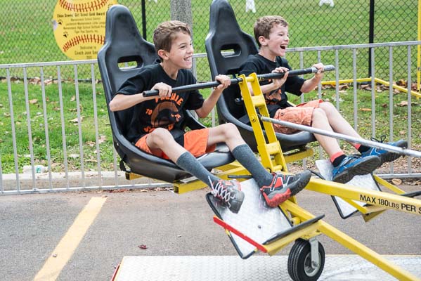 Enfants en plein fou rire sur une attraction dans un summer camp aux USA
