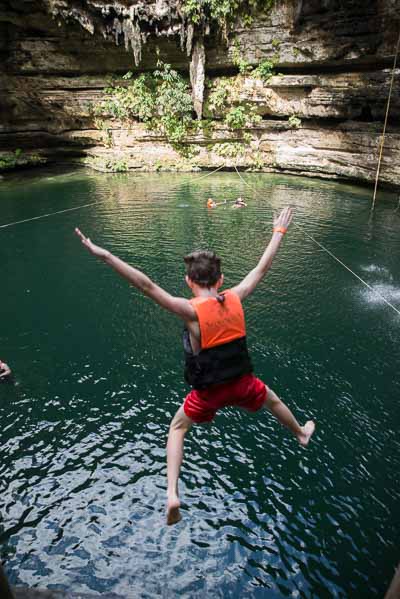 Enfant sautant dans un lac lors d'une colonie de vacances aux Etats-Unis
