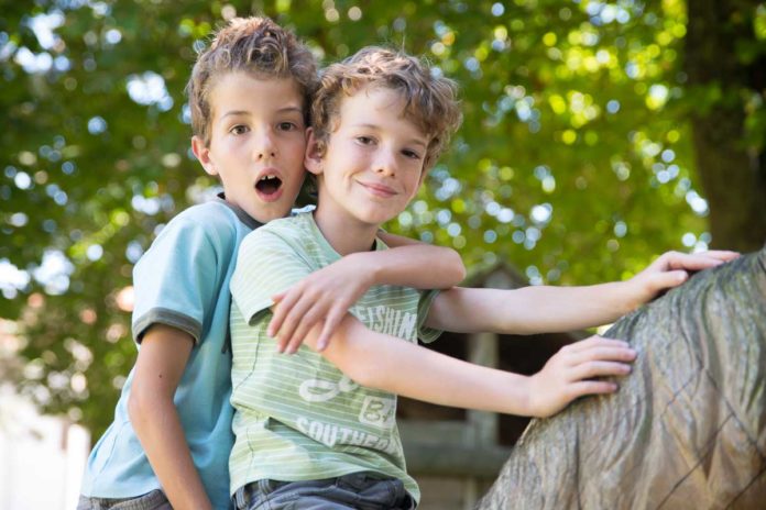 Combien de temps pour devenir bilingue 2 enfants bilingues jouent