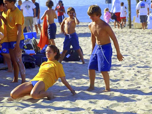 Jeunes sur la plage en colonie de vacances en Australie