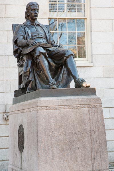 Statue John Harvard à l'université Harvard