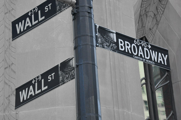 Programmes variées dans les universités américaines (image de panneaux Wall Street et Broadway).