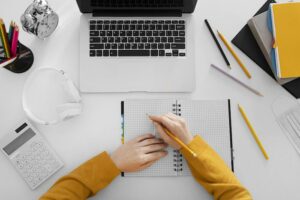 Un étudiant se prépare à passer les épreuves du TOEFL sur ordinateur