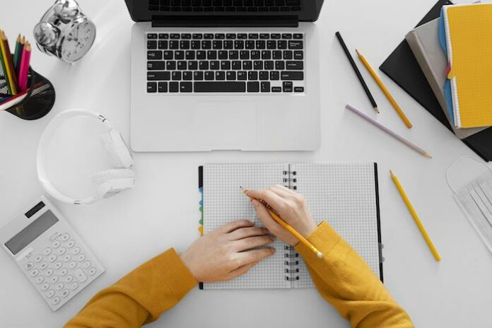 Préparation TOEFL Un étudiant se prépare à passer les épreuves du TOEFL sur ordinateur