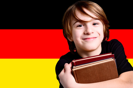Langues étrangères : un garçon apprend l'allemand.