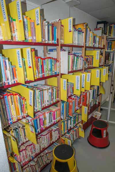 La bibliothèque de l'International School of Paris contient des livres dans une vingtaine de langues
