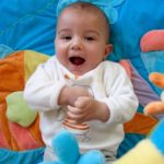 Bébé heureux dans une crèche bilingue