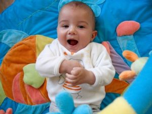 Bébé heureux dans une crèche bilingue