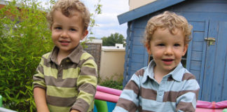 Jumeaux souriants lors d'une garde d'enfant en anglais