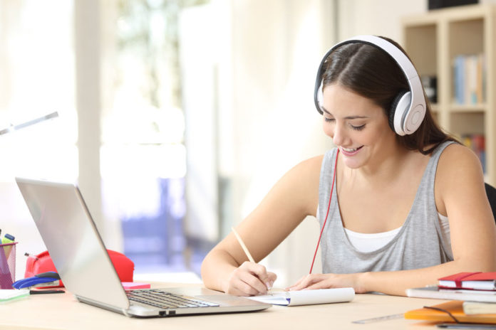 Préparation aux tests de Cambridge avec Hattemer Academy Une lycéenne prépare un test de Cambridge avec une visio-ceonference Hattemer Academy