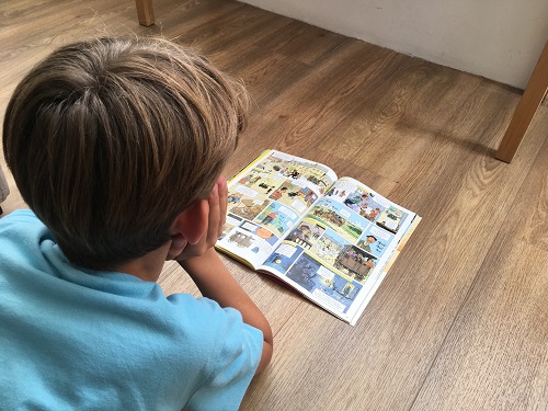 Enfant lisant le magazine Images Docs