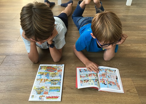 Enfants lisant leurs magazines préférés