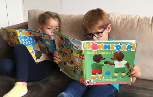 Enfants lisant le magazine Pomme d'Api