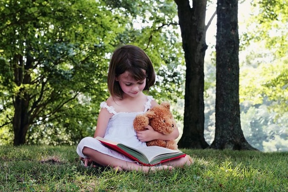 Enfant lisant un livre