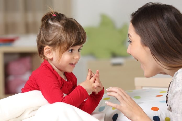 Stimuler le langage des enfants bilingues Une maman parle à sa petite fille dans sa langue minoritaire.