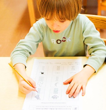 Un enfant prend un cours de français langue maternelle à l'EFNY