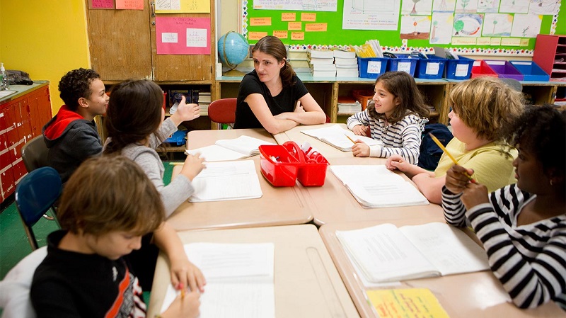 Des enfants suivent une classe de français langue maternelle à l'EFNY
