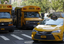 Bus scolaire à New York devant une école américaine