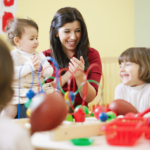 Garde active : une nounou utilise la pédagogie Montessori