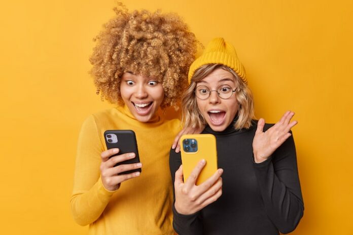 Babbel App Avis 2 adultes sont très contents en regardant l'app Babbel sur leurs téléphones