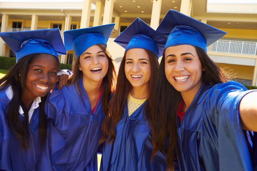 Ecole américaine : des lycéennes fêtent leur high school graduation