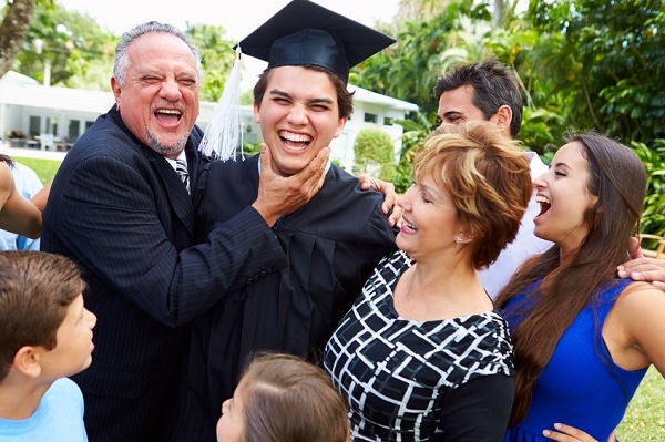Une famille fête la graduation de leur fils au lycée américain