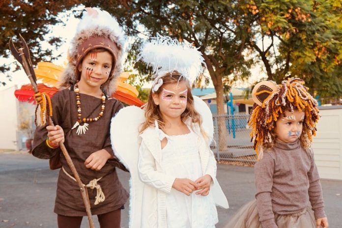 Famille expatriée avec plusieurs langues 3 enfants parlant plusieurs langues à la fête de leur école