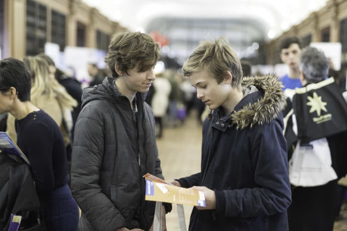 Choisir un séjour linguistique 2 jeunes s'interrogent sur la brochure de L'Office pour choisir un séjour linguistique