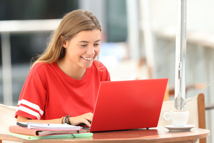 Etudiante devant son ordinateur sur une formation en ligne en anglais