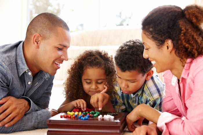 Français en famille Une famille expatriée joue à un jeu en parlant français