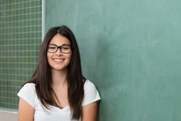 Double Bac Infos pratiques Une lycéenne passe une épreuve de double bac devant un tableau
