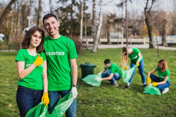 Sejour Volontariat Des jeunes participent à un projet de bénévolat dans le cadre d'un séjour humanitaire