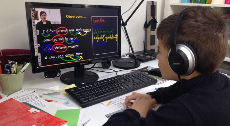 Un garçon travaille le programme de CM2 Passerelle pour expatriésdu Cours Griffon