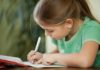 Une petite fille fait ses devoirs de CP du Cours Griffon