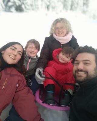 Une famille et leur Au Pair qu'ils accueillent lors d'un séjour au ski