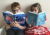 Deux enfants lisent en français et en anglais