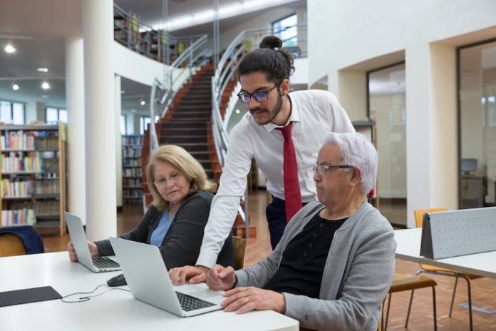 Seniors Mediatheque Des seniors se font aider à la médiathèque pour comprendre comment trouver un tandem linguistique