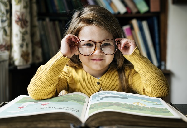 Petite fille en train d'apprendre à lire
